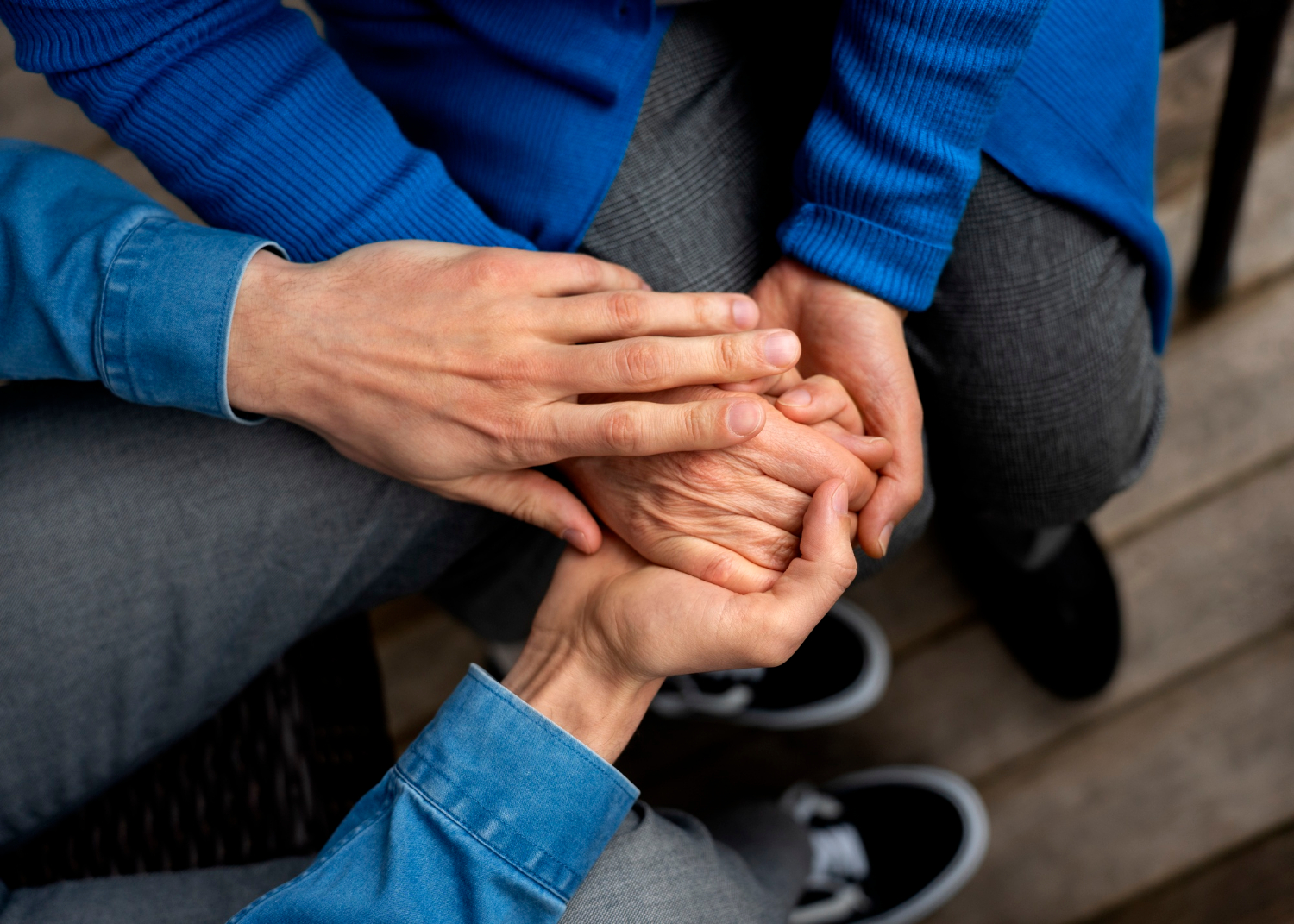 Крупный план рук пожилого человека и мужчины