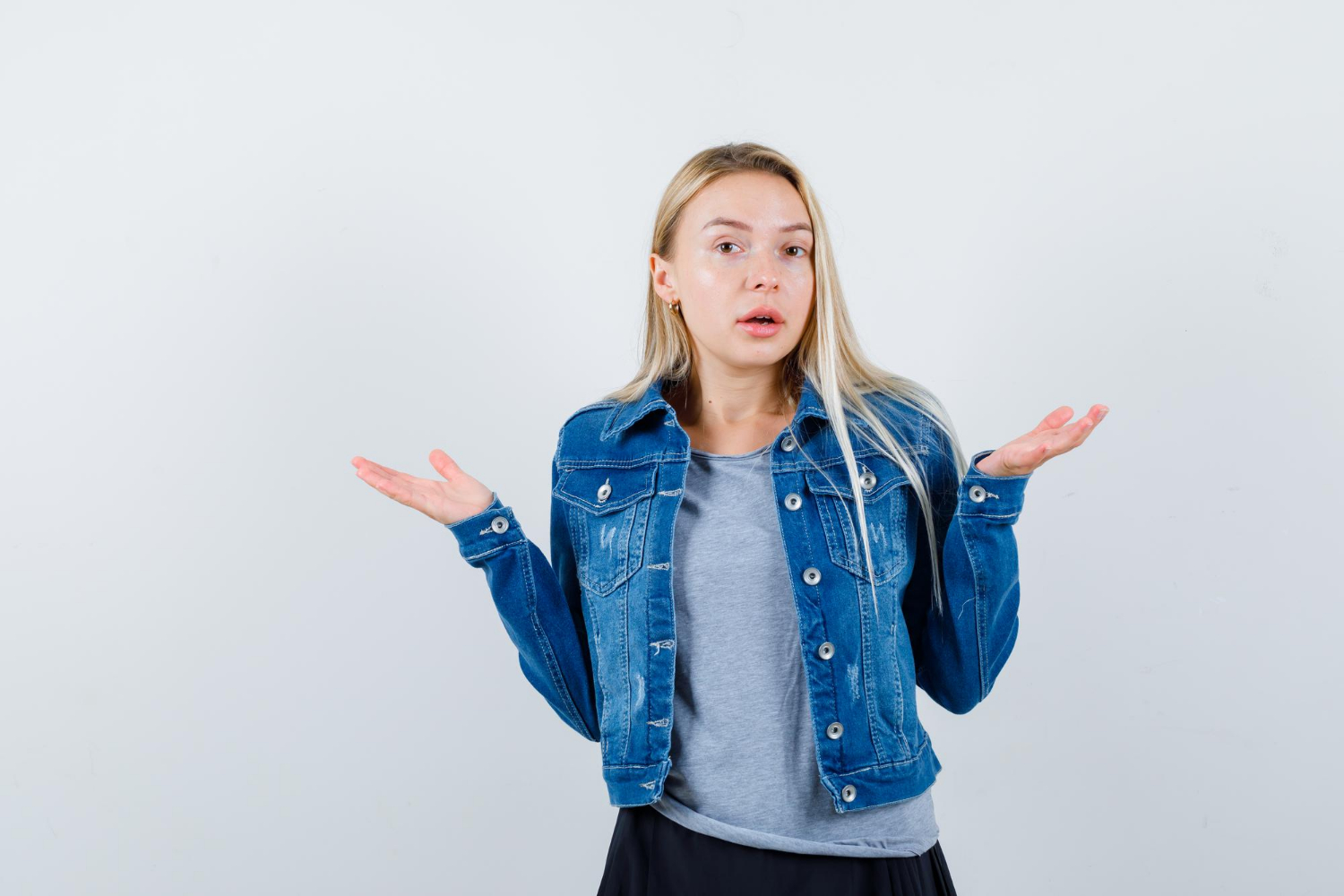 Женщина пожимает плечами