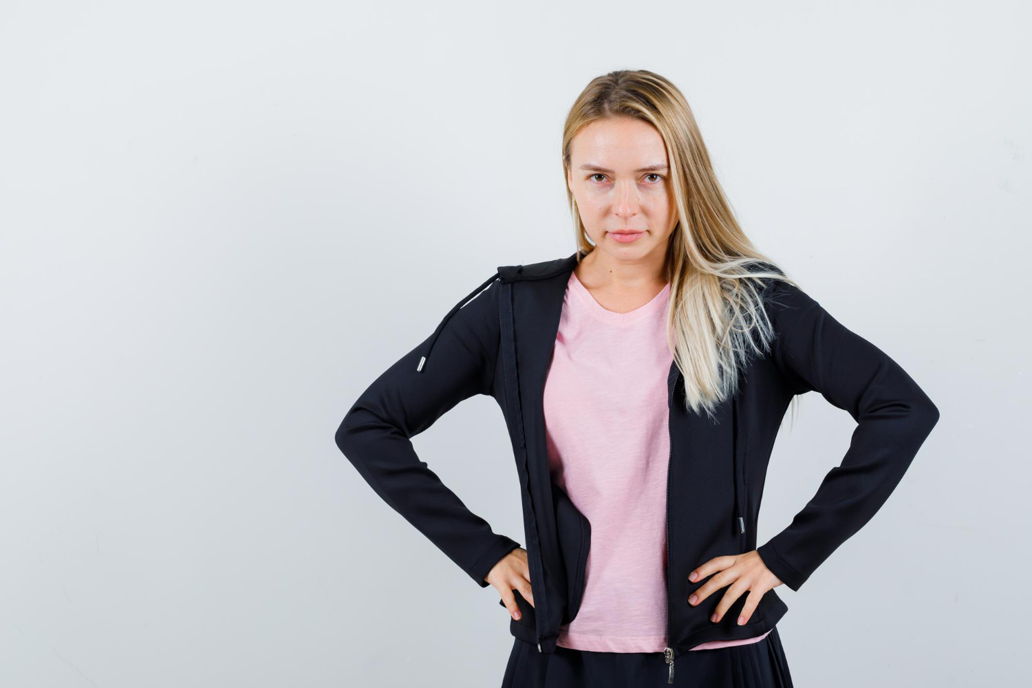 Женщина с руками на бедрах