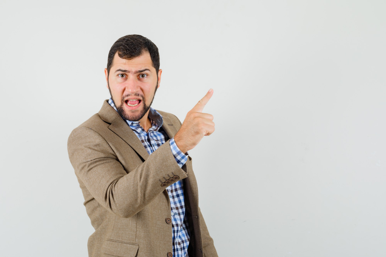 Злой мужчина указывающий пальцем